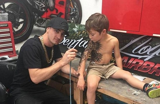 Hasta Çocuklara Özgüven Sağlamak İçin Bedava Dövme Yapan Koca Yürekli Sanatçının Hikayesi