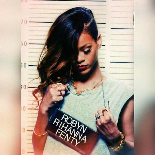 2.Tam adı "Robyn Rihanna Fenty".