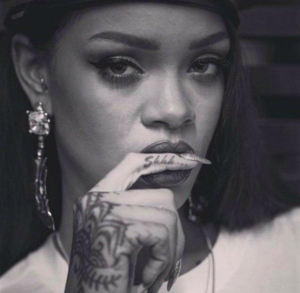 17.Rihanna'nın en çok canını acıtan dövmeler ise "shhh" ve "love" olanlar.