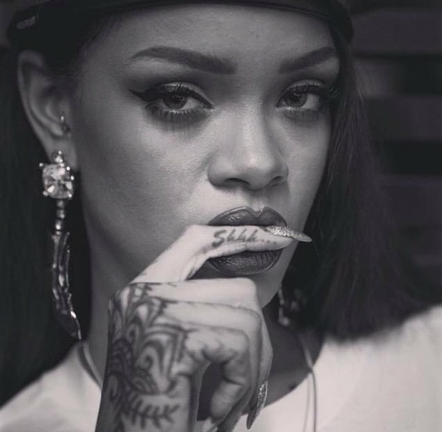 17.Rihanna'nın en çok canını acıtan dövmeler ise "shhh" ve "love" olanlar.