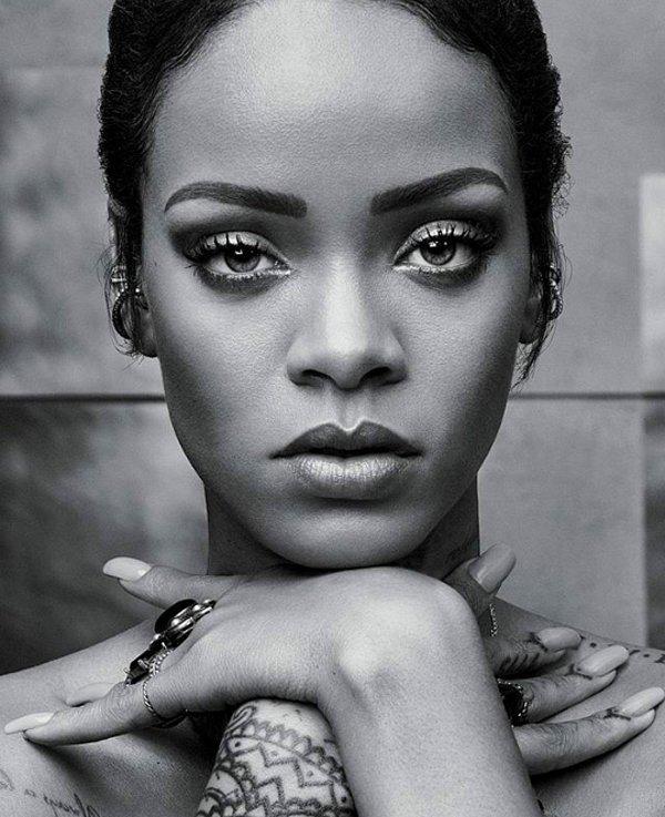 18.Rihanna makyajını her zaman kendisi yapıyor.