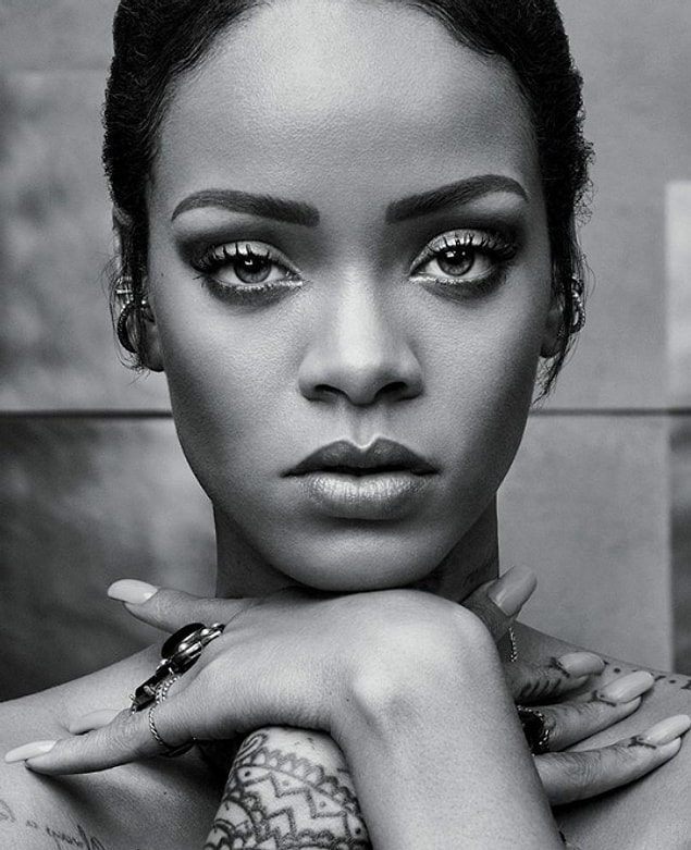 18.Rihanna makyajını her zaman kendisi yapıyor.