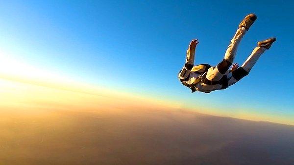 22.Çok korkmasına rağmen bir gün mutlaka skydiving yapmak istiyor.