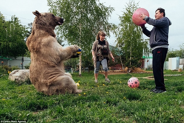 Hem eğleniyor hem spor yapıyor.