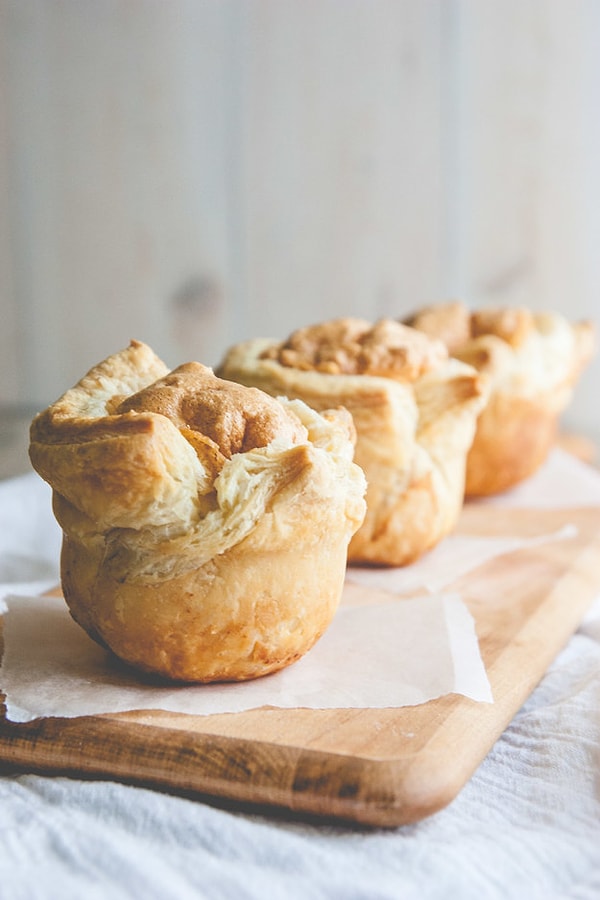 20. Слоеные булочки с козьим сыром и яйцами