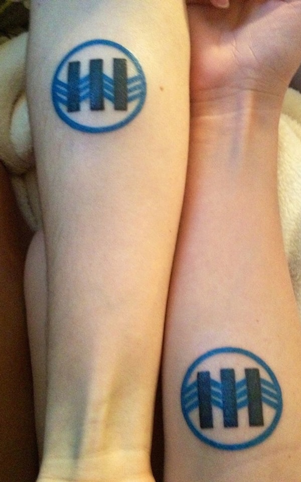 9. Или два одинаковых символа