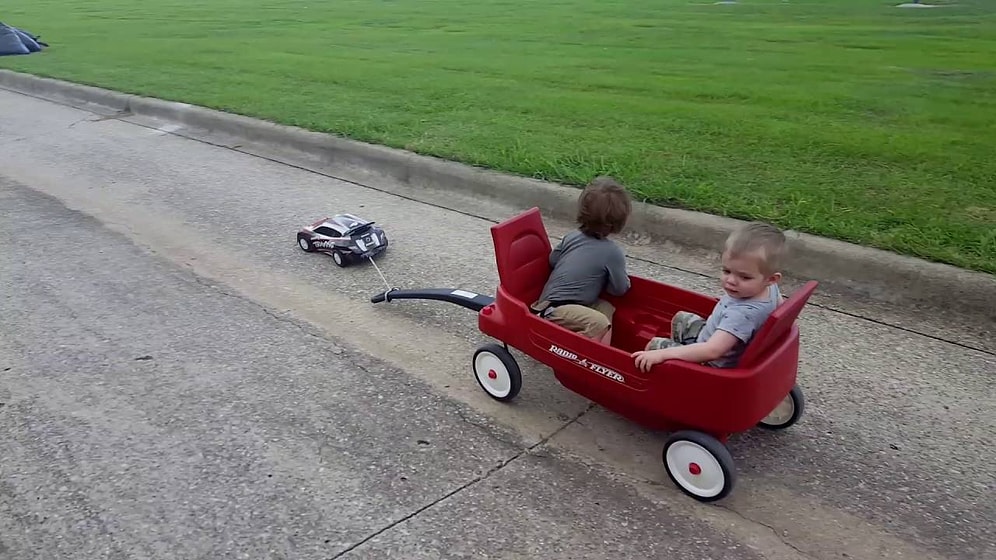 Çocuklarını Gezdirmek İçin RC Araba Kullanan Tembel Olduğu Kadar Zeki Olan Müthiş Baba