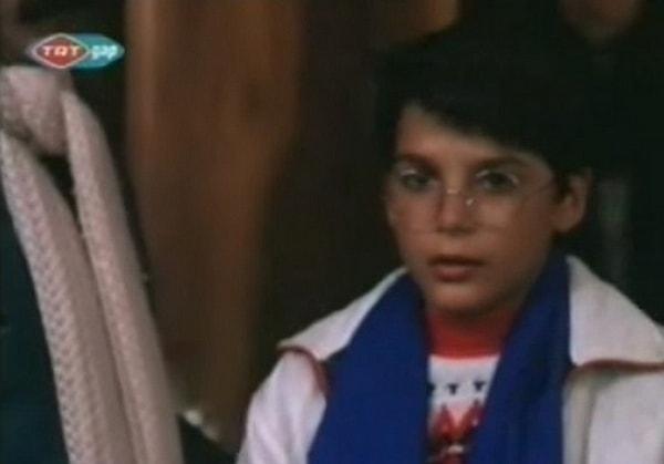 Ve yaşı yetenlerin hemen hatırlayacağı küçük Mehmet'in ilk dizisi: Geçmiş Bahar Mimozaları!