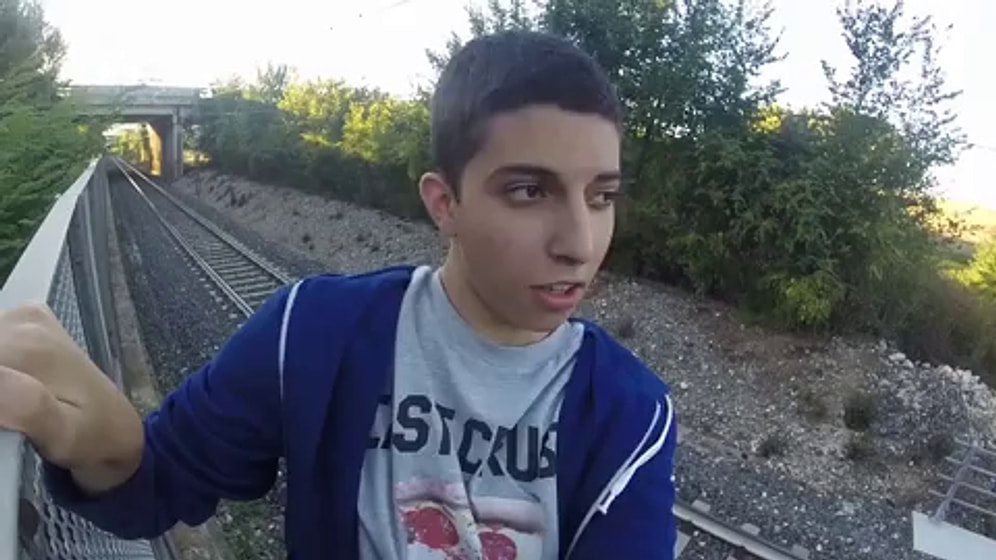 Sabah Sabah Yürek Yemiş Genç Hızla Gelen Trenin Altına Yattı