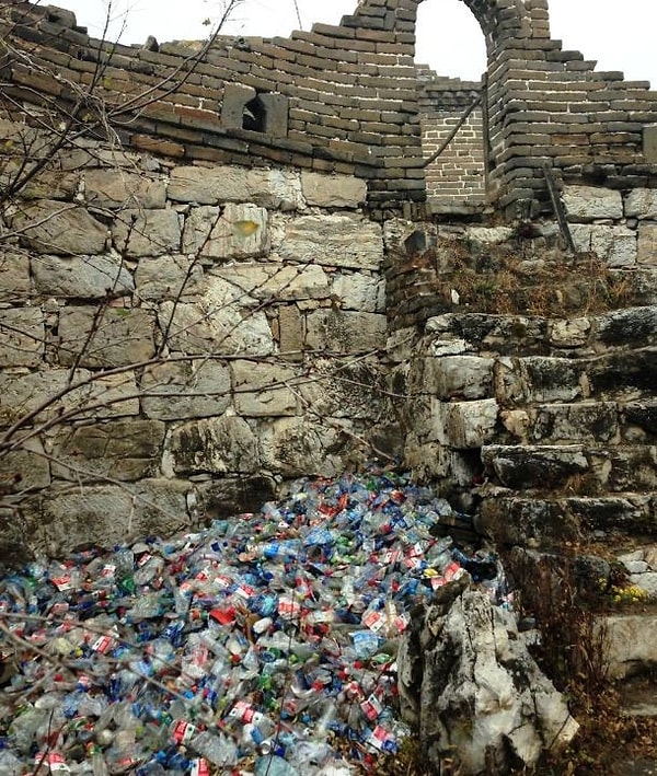 7. Даже некоторые части Великой Китайской стены, национального памятника, покрыты мусором