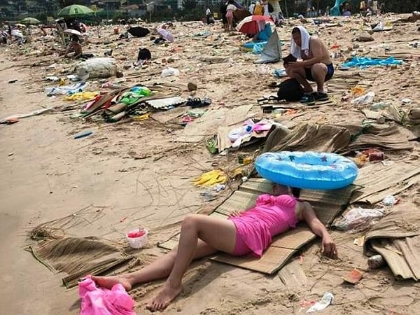 12. Пляж в городе Шэньчжэнь полон мусора и лома
