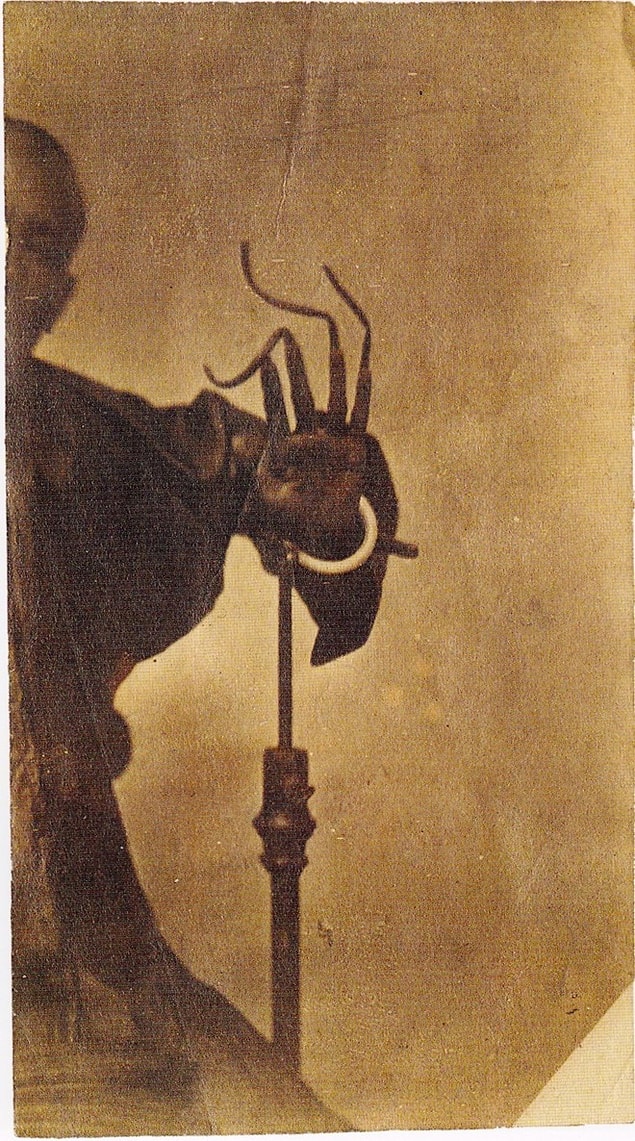 9. Bu da dünyanın en uzun tırnaklı insanlarından birisinin fotoğrafı.
