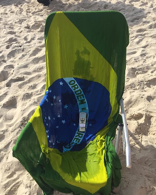 Özgürlüğü kısıtlanan zavallı klima kumandasının ilk adresi Rio De Janeiro oluyor. Sahillerin tadını çıkarıp turistik mekanları geziyor...