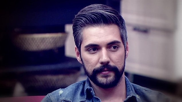 Grup seks skandalıyla çalkalanan evde, üstünü kapatamayacağını anlayan yapım ekibi, Semih'i apar topar yarışmadan "eleyerek" gönderdi.
