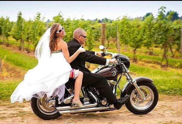 Yine de çok havalı olursunuz! Motosikletle teşrif ettiğiniz düğününüzün fotoğrafları size yıllarca Facebook paylaşımları için yeterli olacaktır.