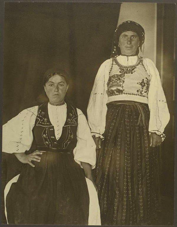25. Romanyalı iki kadın.