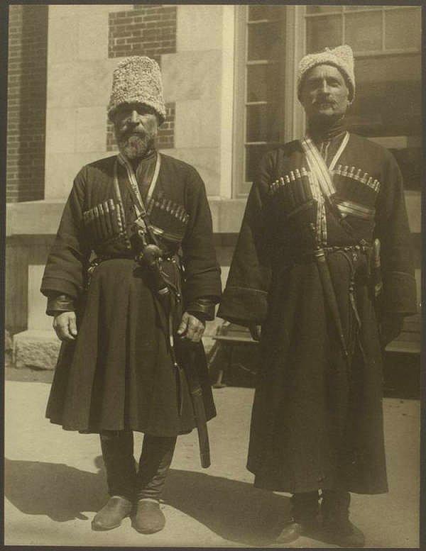 23. Üniformalı ve silahlı iki Kazak.