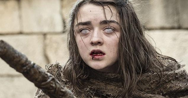 11. When Maisie Williams was playing the parts where Arya is blind, she was actually unable to see anything. This problem was solved by making tiny holes in these contacts in order to shoot fighting scenes.