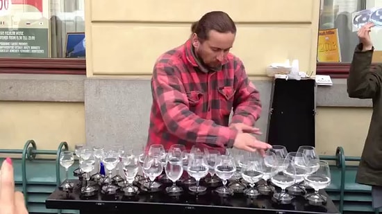 Волшебная музыка, сыгранная на стеклянных бокалах