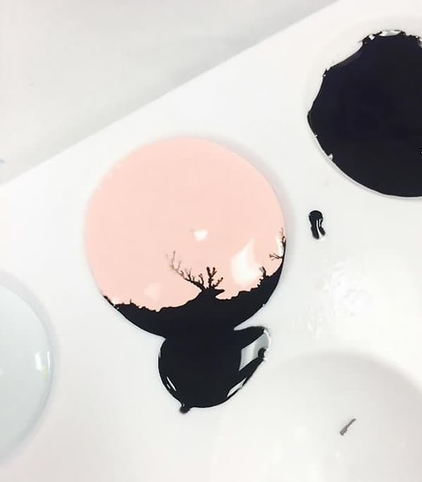 2. Олень, получившийся из случайно упавшей капли черной краски