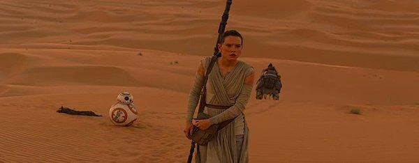 8. Star Wars'ta; Rey'in kıyafetinin sağ kısmı üstteyken...