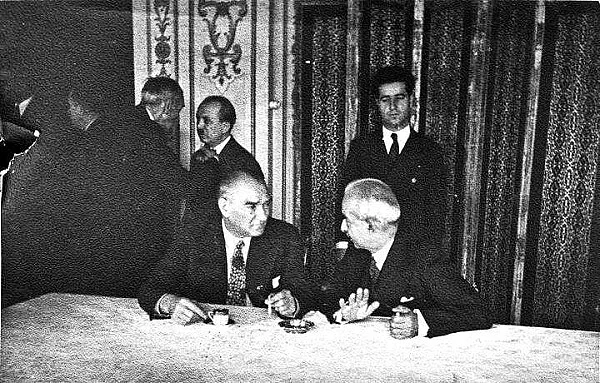 Cumhuriyet Tarihimizin Esrarli Olaylarindan Biri Ataturk Inonu Tartismasi