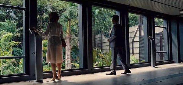 4. Jurassic World'den bir sahne. Kadının solundaki cam gayet iyi görünürken...