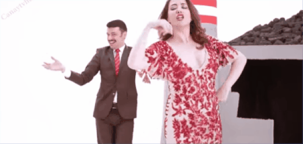 30. Girsem koynuna gömleksiz / Uyanmasa sevsem sessiz / Uyansa dese edepsiz / Çekemem elim vallahi
