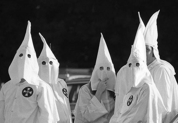 8. Yerel Klan üyeleri, genellikle örgütün alametifarikası hâline gelen maskeler takıyor ve uzun beyaz elbiseler giyiyorlardı.