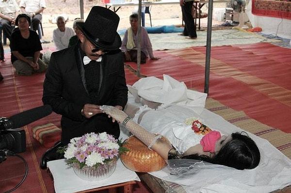 12. Ölen sevgilisinin cenazesinde onunla aile kurmak için evlenen adam: Chadil Deffy