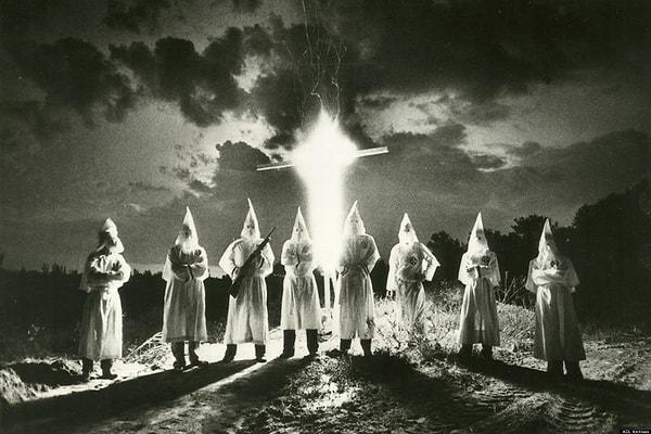 10. 1870 sonrasında, Güney'de Cumhuriyetçi eyalet hükumetleri 1871’de Ku Klux Klan’a karşı güçlü yasalar çıkardılar.