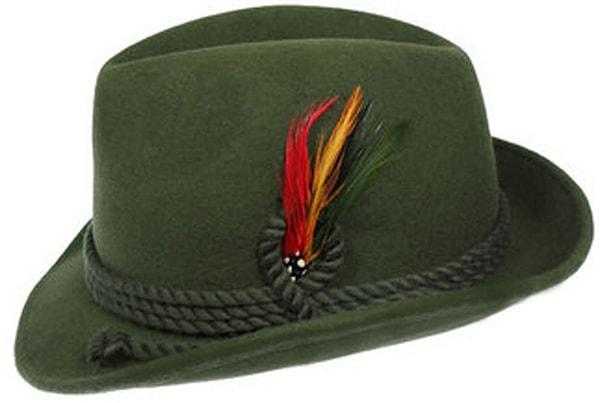 12. Kenarı tüylü Alman şapkası