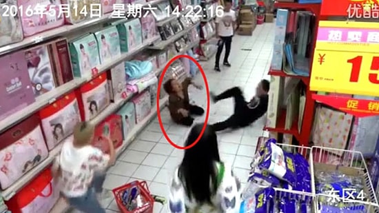 Gözlerinize İnanamayacaksınız: Bu Kadını Gerçekten Cin mi Çarpıyor?