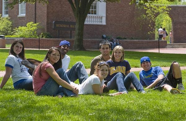 3. "Üniversitenin her yeri neşe içinde çimlere yayılan öğrencilerle dolu."