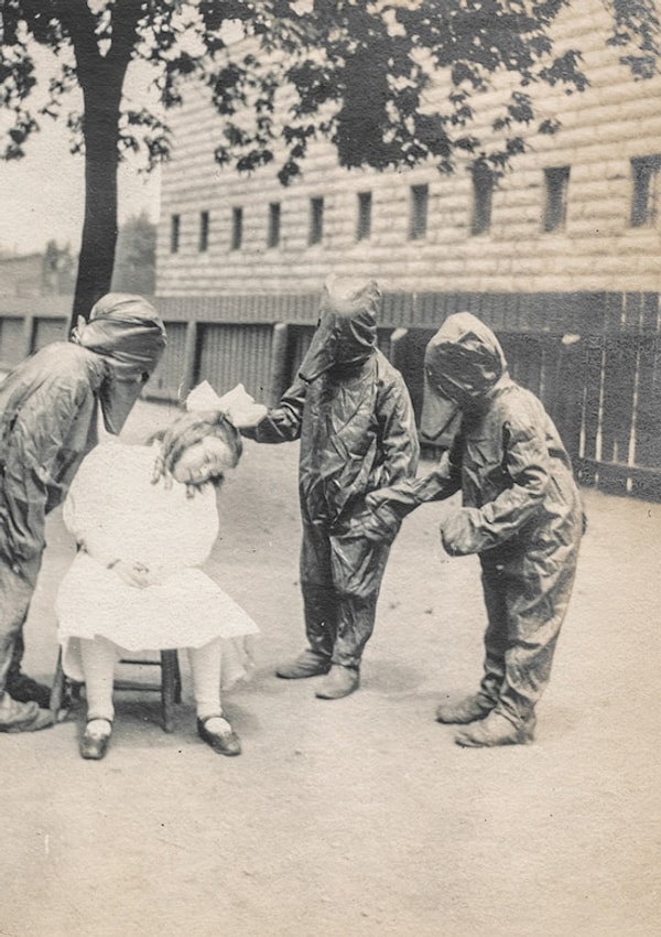 8. Сценка «Три медведя». Эти "медведи" больше похожи на серийных убийц, чем на косолапых зверюшек