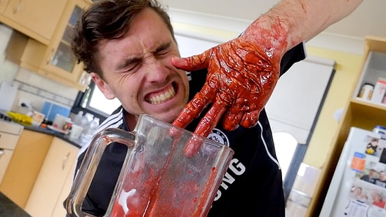 İnsan Düşmanına Yapmaz Bunu: Miksere Elini Kaptırma Şakasıyla Kardeşinin Aklını Alan Adam