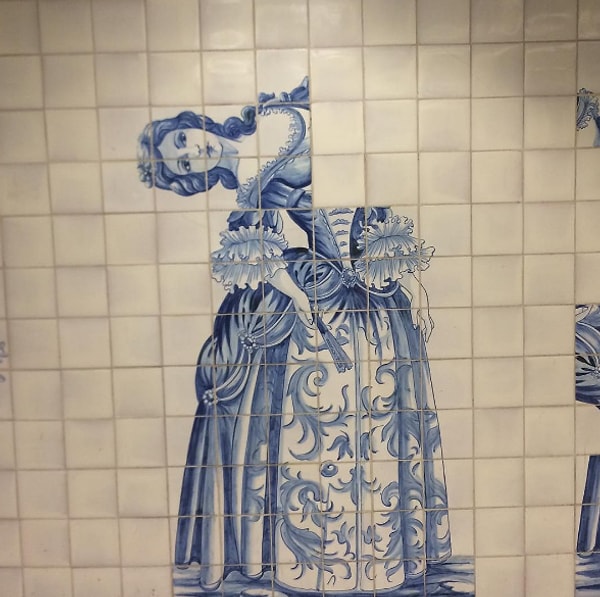 5. Как можно было так приклеить кафельную плитку?