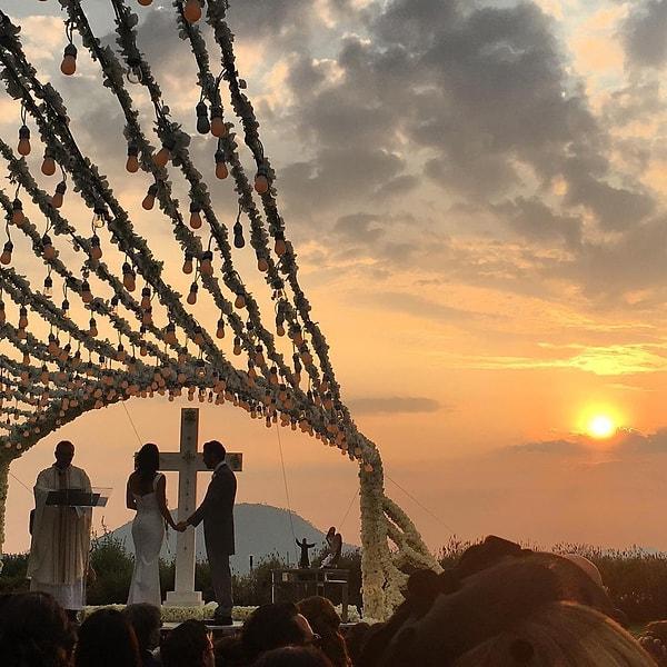 Takvimler 21 Mayıs'ı gösterirken Eva ve Jose, Meksika'da günbatımında gerçekleşen masalsı bir törenle dünyaevine girdiler.