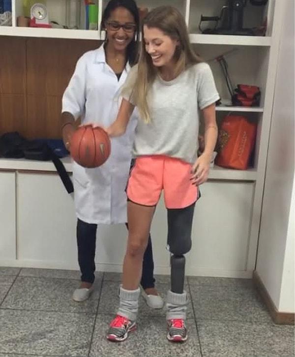 Yoğun fizyoterapi seansları sonucunda yeni yeni yürümeye başlayan Paola, doktorların tavsiyesiyle dizinin üstünde kalan kısmı da ameliyatla aldırmak zorunda kalmış.
