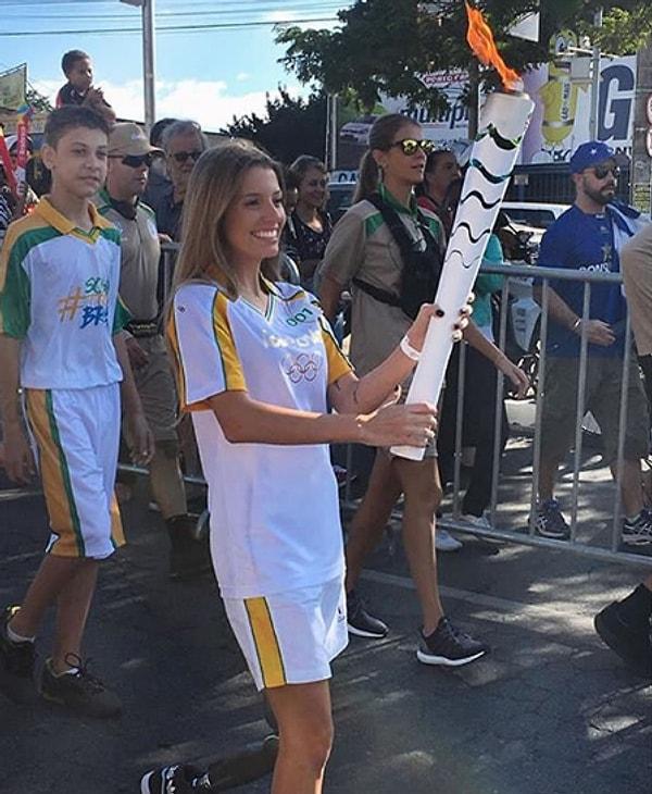 Rio'da düzenlenecek yaz olimpiyatları için meşale taşırken de yüzü gülüyor Paola'nın...
