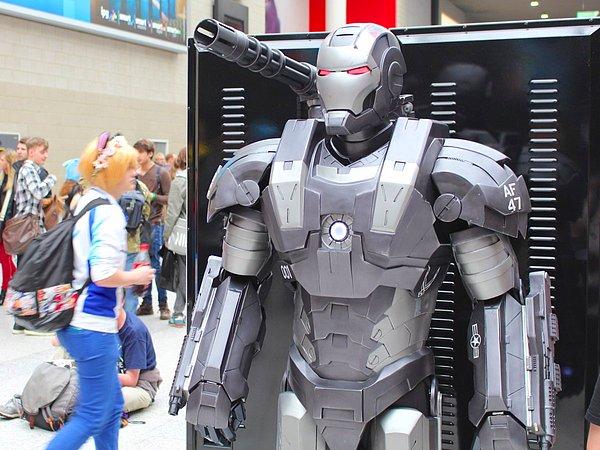 Bazı kostümler film setinden çıkıp gelmiş gibiydi. Iron Man'deki savaş makinesi kostümü.
