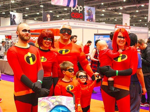 Geniş aile katılmayı tercih edenler de, küçükten büyüğe kostümlerini giymişlerdi. The Incredibles ailesi boy boy kendini gösterdi.