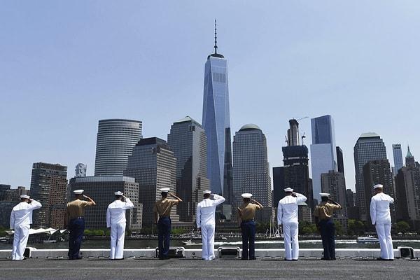 ABD Bataan Gemisi üzerinde ABD Asker ve Piyadeleri, 2016 New York Donanma Haftası etkinliği kapsamında şehri selamlıyor.