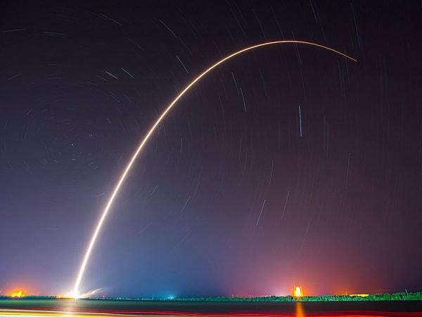 Canaveral Hava Kuvvetleri İstasyonundan kalkan SpaceX Falcon 9 JCSAT-1'in zaman atlamalı çekilmiş fotoğrafı.