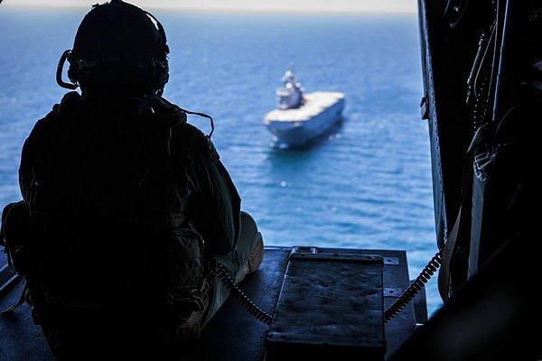 Deniz Tiltrotor 263 amiri, Binbaşı Brett D. Hankins Özel Harekat Hava-Kara Özel Kuvvetleri Kriz Müdahele Afrika operasyonu sırasında MV-22B Osprey'in arkasından gözlem yapıyor.