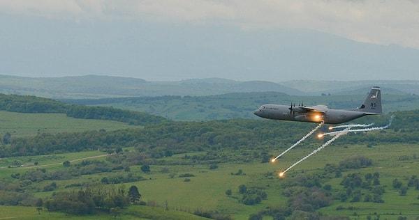 37. Hava Filosu'na bağlı C-130J Super Hercules uçağı Romanya'da uçaksavar testi yapıyor.