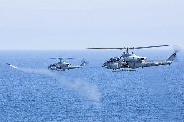 ABD Deniz Piyade Sınıfı AH-1W Super Cobras, tatbikat sırasında 'Cehennem Ateşi' füzeleri fırlatıyor.