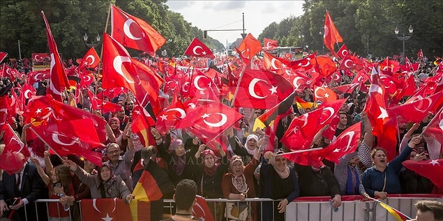 Berlin'deki tarihi Brandenburg Kapısı önünde toplanan binlerce Türk, Bundestag'da oylanacak tasarıyı protesto etmişti