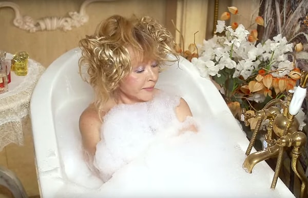 1. Этот ролик призван поднять рейтинг нового тв-шоу «Максим Максим», автором которого, разумеется, является Максим Галкин.