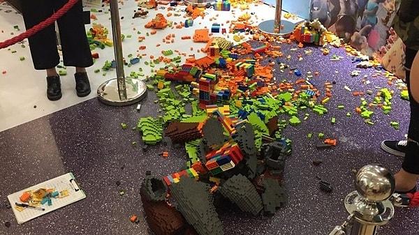 LEGO Expo'nun kapılarını açmasının üzerinden yalnızca 1 saat geçmişti ki, küçük bir çocuk Zootopia'daki tilki Nick'in heykelini tek başına yıktı ve paramparça etti.